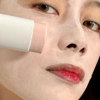 Esta mascarilla es lo más nuevo para eliminar los puntos negros de manera efectiva. Esta es una mascarilla de arcilla que mezcla los increíbles beneficios de la centella asiática con la sal rosa del himalaya, lo que ayuda a purificar los poros y lograr una piel limpia.