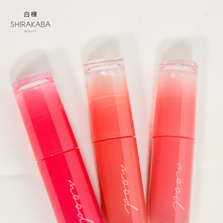 Esta tinta labial brinda el toque perfecto de color y brillo para tus labios. Su fórmula ligera y de larga duración se funde suavemente en los labios, ofreciendo un color vibrante con un brillo natural que resalta cualquier look.