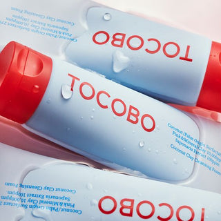 Tocobo Cococonut Clay Cleansing Foam Shirakaba Beauty. Su espuma limpiadora formulada con arcilla mineral, saponaria asiática y extracto de coco ayudan a limpiar tus poros de manera profunda, previniendo la generación de imperfeccioes en tu rostro.