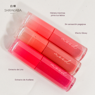 Esta tinta labial brinda el toque perfecto de color y brillo para tus labios. Su fórmula ligera y de larga duración se funde suavemente en los labios, ofreciendo un color vibrante con un brillo natural que resalta cualquier look.