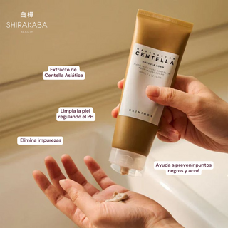 Logra una limpieza profunda y sin irritar la piel con esta espuma limpiadora. Formulada con ingredientes naturales, esta espuma ayuda a eliminar eficazmente las impurezas, el exceso de grasa y los residuos de maquillaje sin irritar la piel gracias a su extracto de centella asiática, coco y cacao.