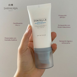Este protector solar fue la revelación del 2024 ya que es de la famosa marca SKIN1004 que usa ingredientes naturales. Este protector ofrece una textura ligera, hidratante y de rápida absorción. Gracias a su factor spf50+ y su concentrado de ácido hilaruónico, no solo protegerás tu piel de los rayo UV sino que también lucharás contra el envejecimiento.