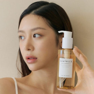 Este es el primer paso en tu rutina de skincare.
1.Aplícalo en tu rostro utilizando un algodón para limpiar tu rostro del maquillaje, bloqueador, exceso de grasa en la piel, etc.
2. Dejar penetrar en tu piel unos segundos aplicando un ligero masaje con las yemas de los dedos, esto también ayuda a aflojar los comedones alojados en los poros.
3. Después de unos minutos, enjuagar con agua.