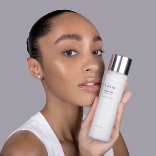 Este milk toner contiene ingredientes naturales que iluminan el cutis, como el arroz y manzanilla que ayudan a calmar e hidratar la piel. Lo que ayuda a tener una piel humectada y a su vez eliminar huellas de acné o signos de la edad.