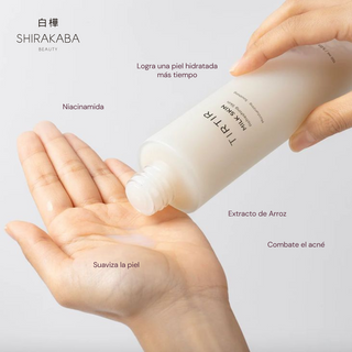 Este milk toner contiene ingredientes naturales que iluminan el cutis, como el arroz y manzanilla que ayudan a calmar e hidratar la piel. Lo que ayuda a tener una piel humectada y a su vez eliminar huellas de acné o signos de la edad.