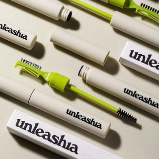 Logra cejas perfectas durante toda la fiesta con este fijador de Unleashia. Este producto incluye un gel fijador que crea una sensación suave pero de efecto duradero para que tus cejas queden perfectamente peinadas y te sientas cómoda. La formula de este gel incluye extracto de arroz, semilla de soya y glicerina, lo que ayuda a tus pestañas a mantenerse hidratadas y nutridas.
Hasta 12 horas de fijación