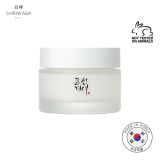 La Dynasty Cream está formulada con extracto de arroz y la raíz de ginseng, lo que ayuda proporcionar una hidratación profunda mientras mejora la textura de la piel, dejándola suave y radiante. Este producto esta basado en la receta de la familia real Joseon de medicina tradicional, lo que la ha hecho un producto viral en Corea.